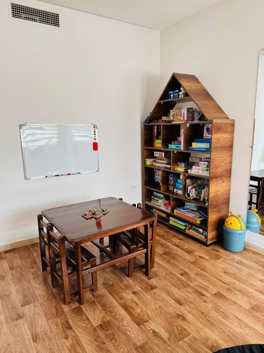 Coin enfants avec table et bibliothèque