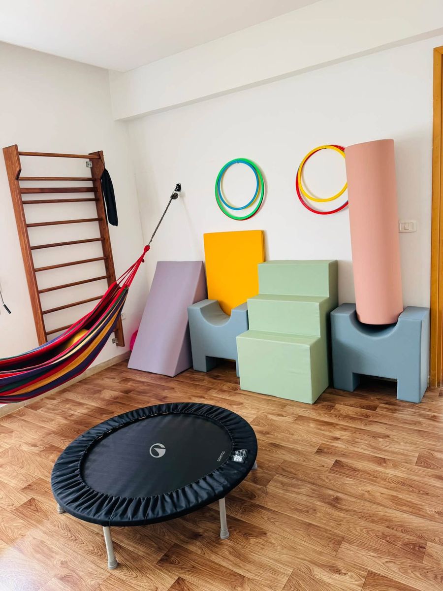 Matériel de psychomotricité : modules en mousse, cerceaux, hamac